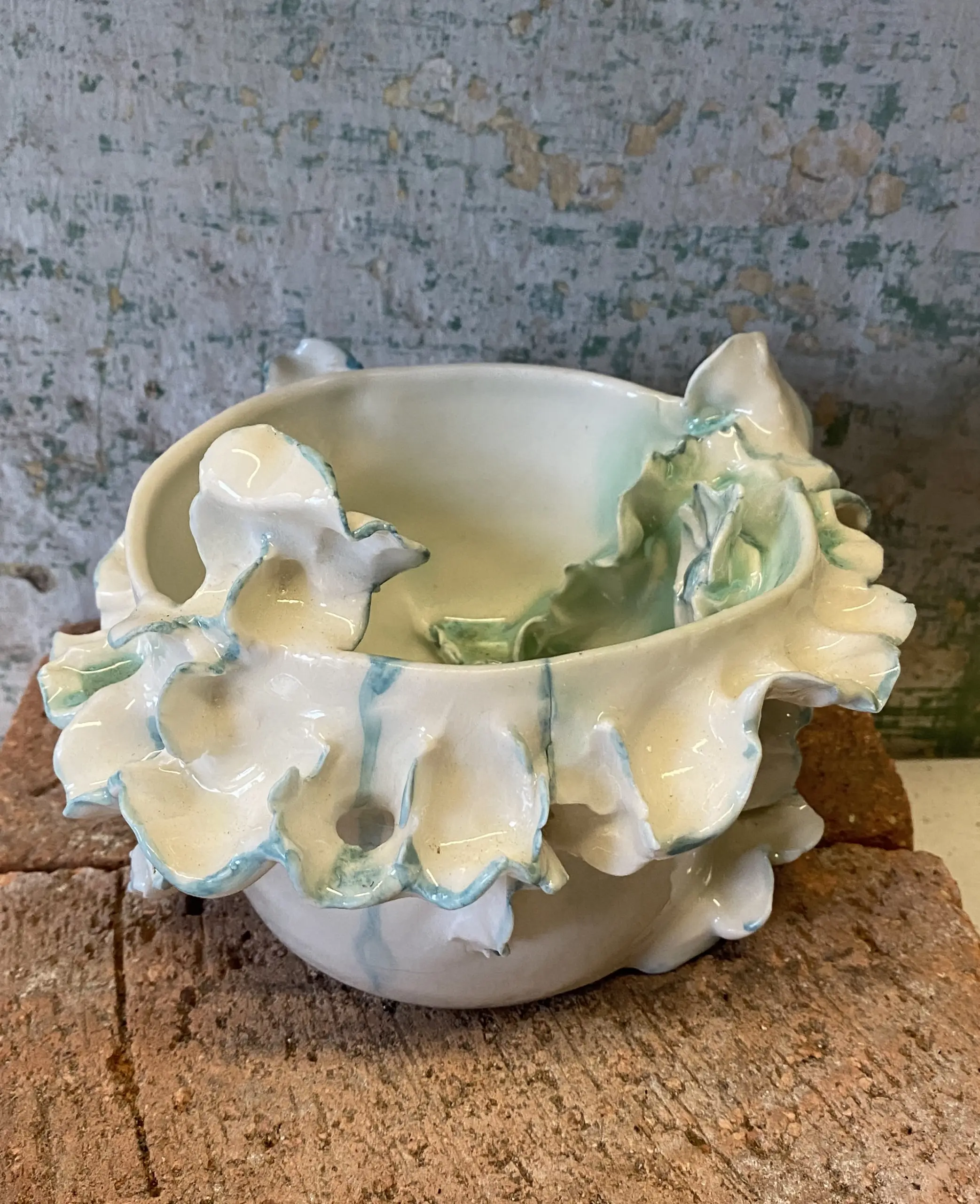 Skulptur eller skål i porcelæn - hånddrejet og modeleret - med mange krummelurer - helt unik