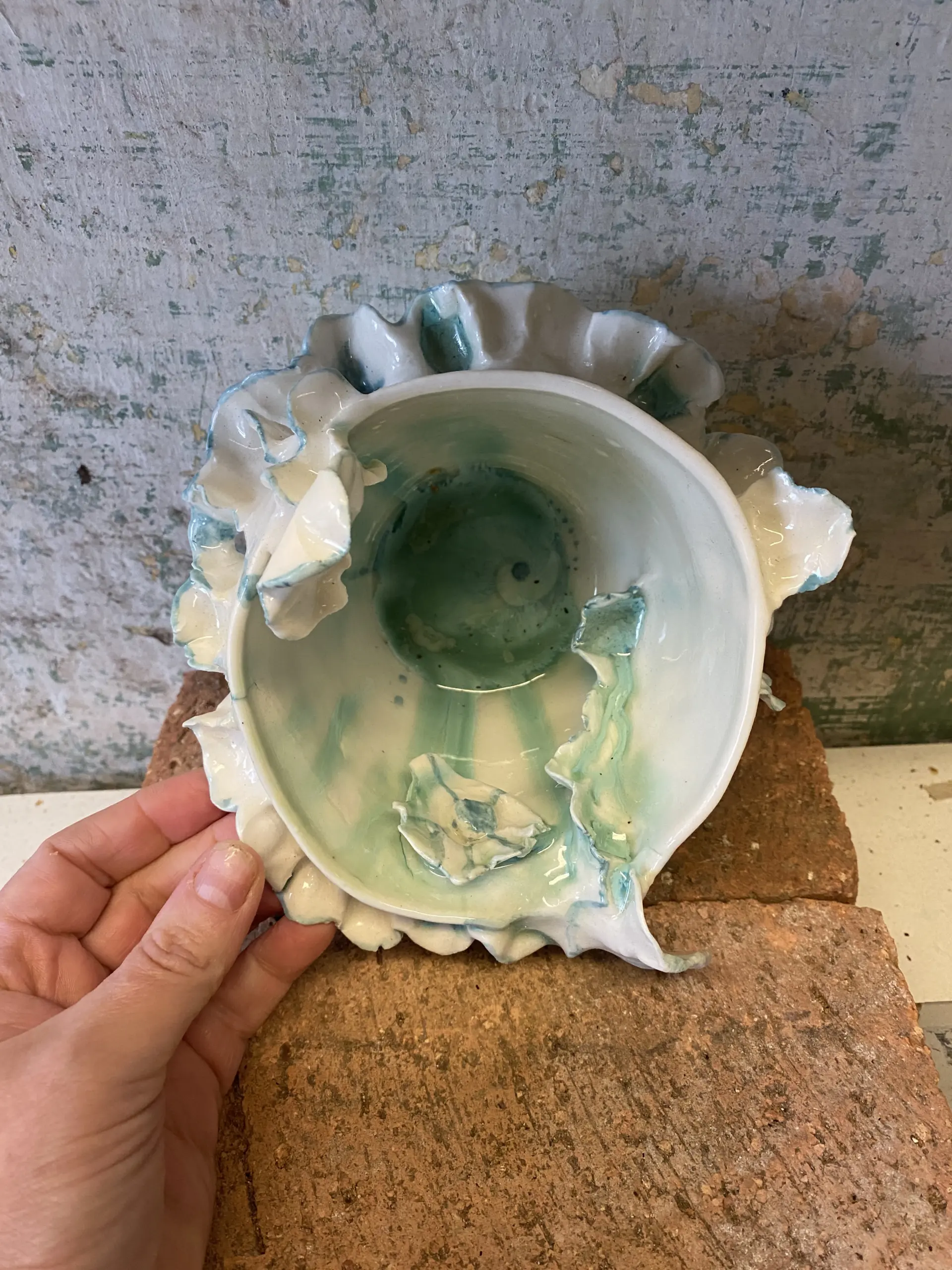 Skulptur eller skål i porcelæn - hånddrejet og modeleret - med mange krummelurer - helt unik - Billede 2