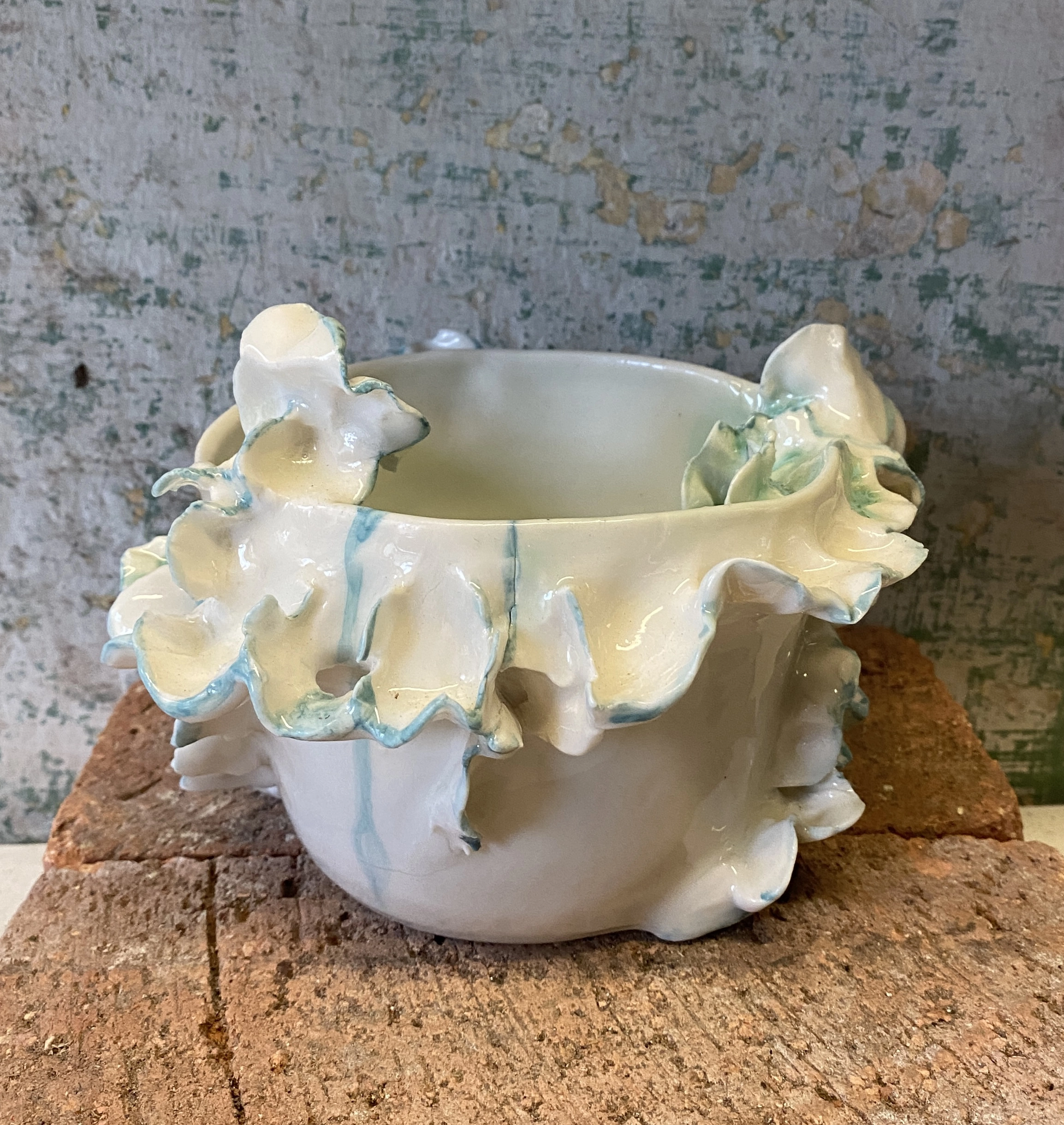 Skulptur eller skål i porcelæn - hånddrejet og modeleret - med mange krummelurer - helt unik - Billede 3