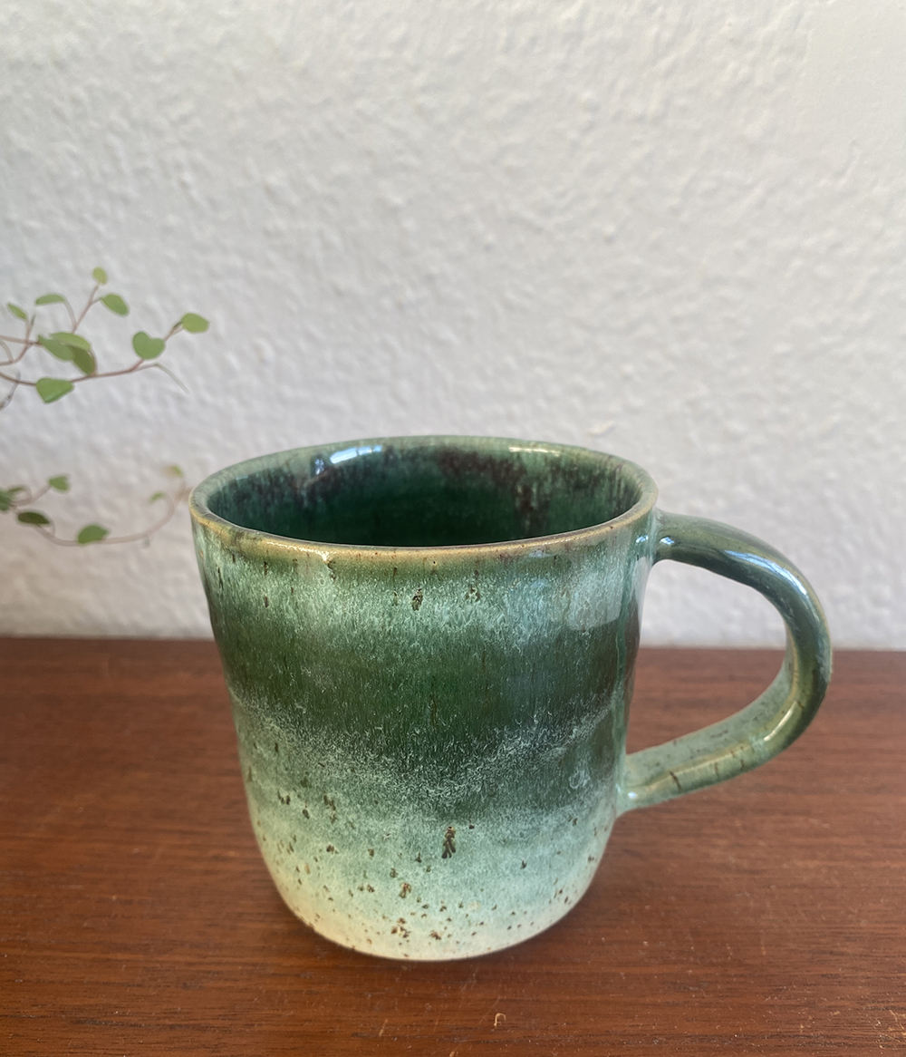 Håndlavet Stentøj Rustik Keramik Grønne nuancer Artisan Kaffekop Te-kop Håndværk Unika keramik Skovgrøn Naturinspireret Designer køkkentilbehør Kvalitetskeramik Hånddrejet Bæredygtigt fremstillet